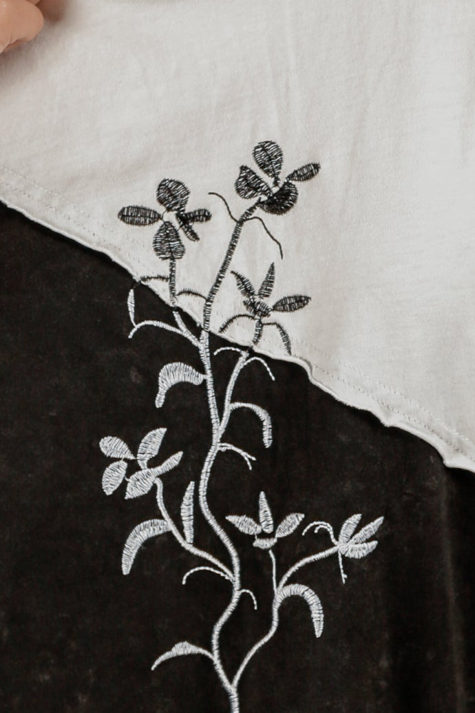 Embroidery Black white Art Tee(T240004 Black White Embro)
