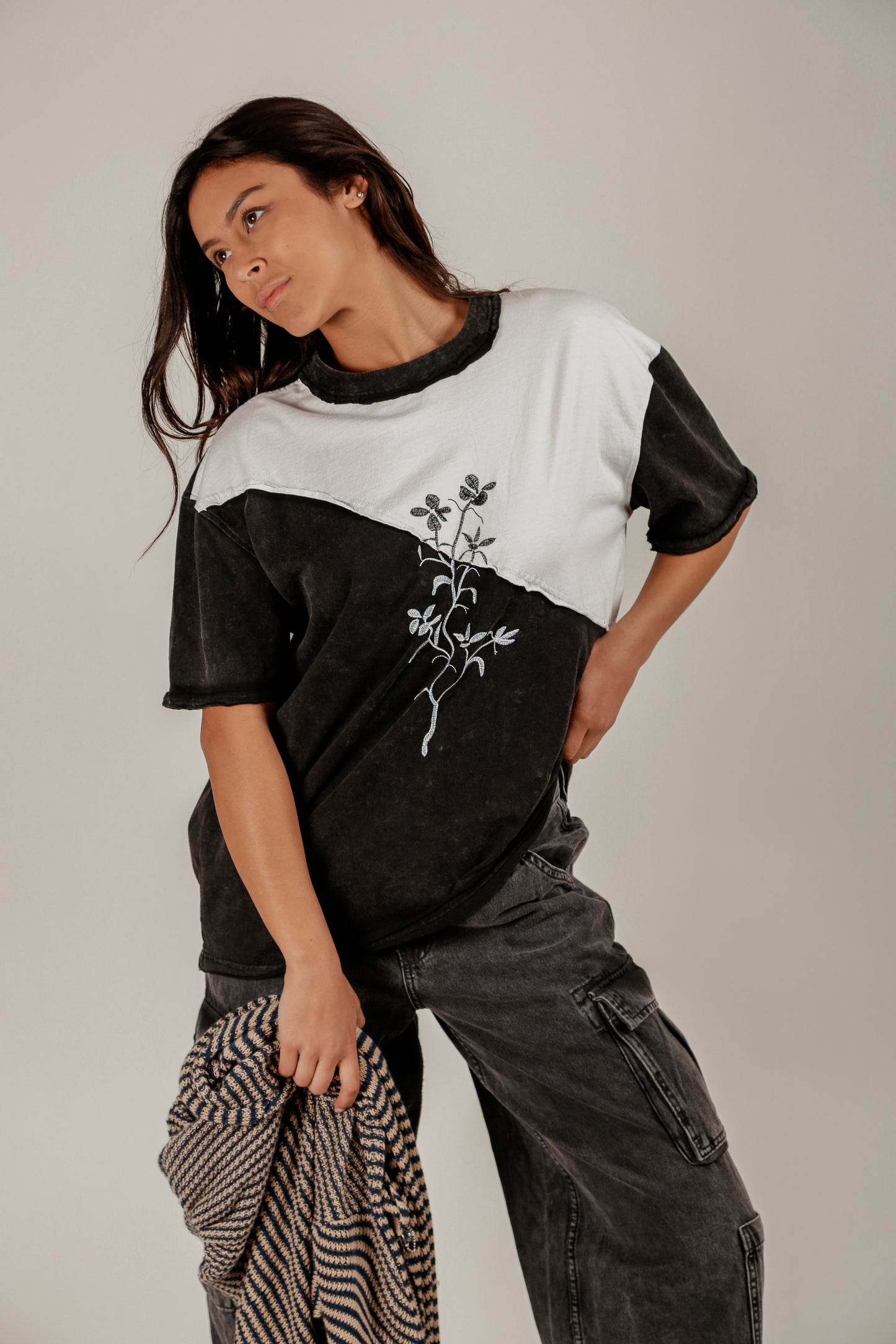 Embroidery Black white Art Tee(T240004 Black White Embro)