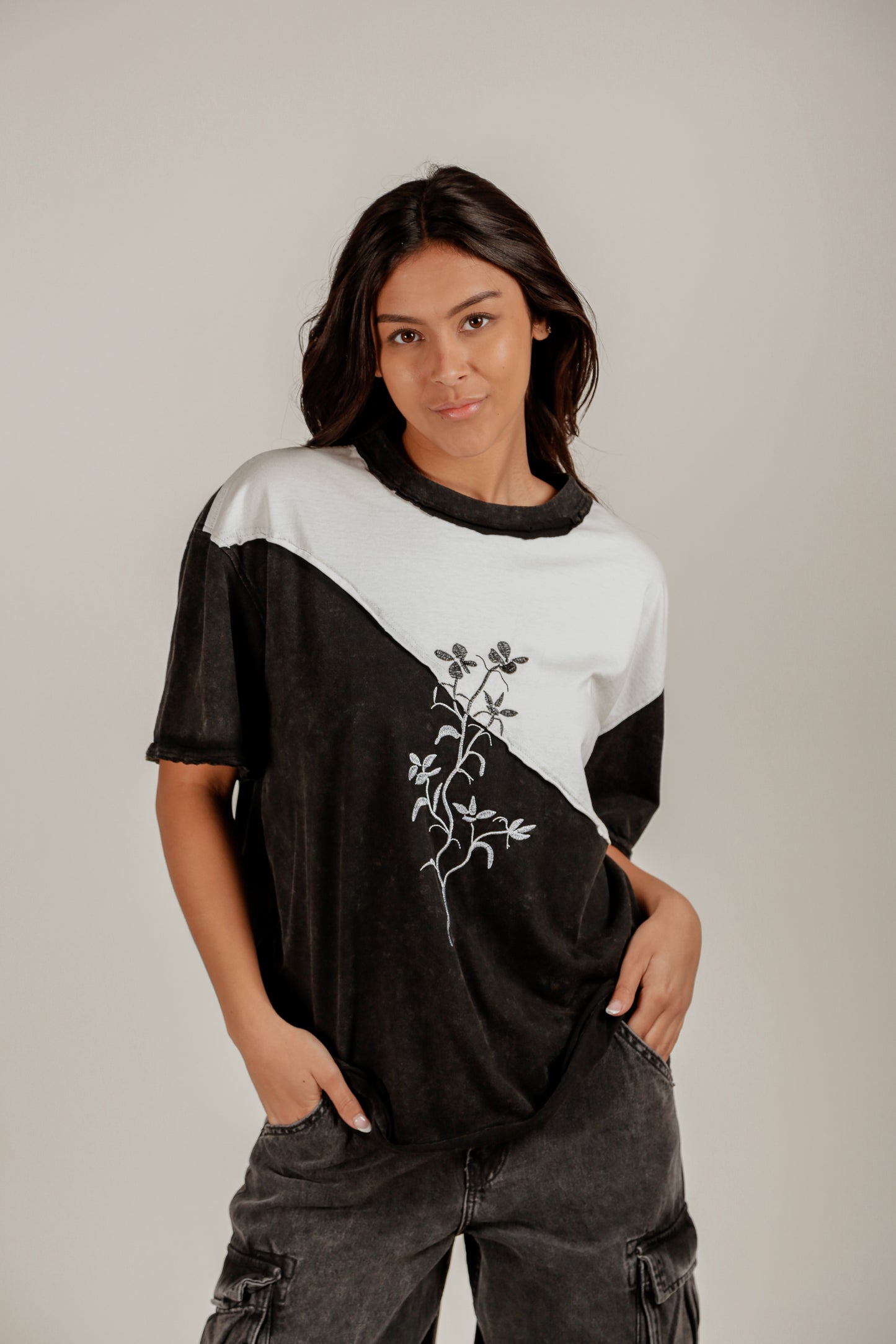 Black Grey Patched Tee(T240004 Black Grey )