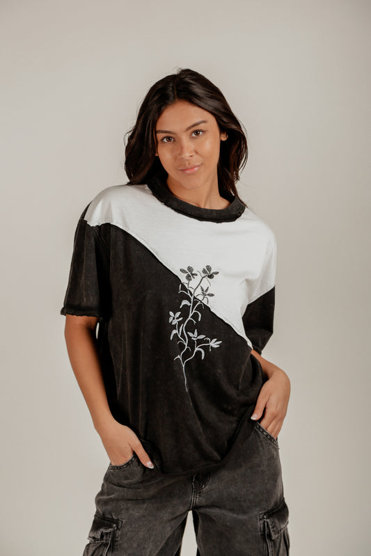 Embroidery Black white Art Tee(T240004 Black White Embro)